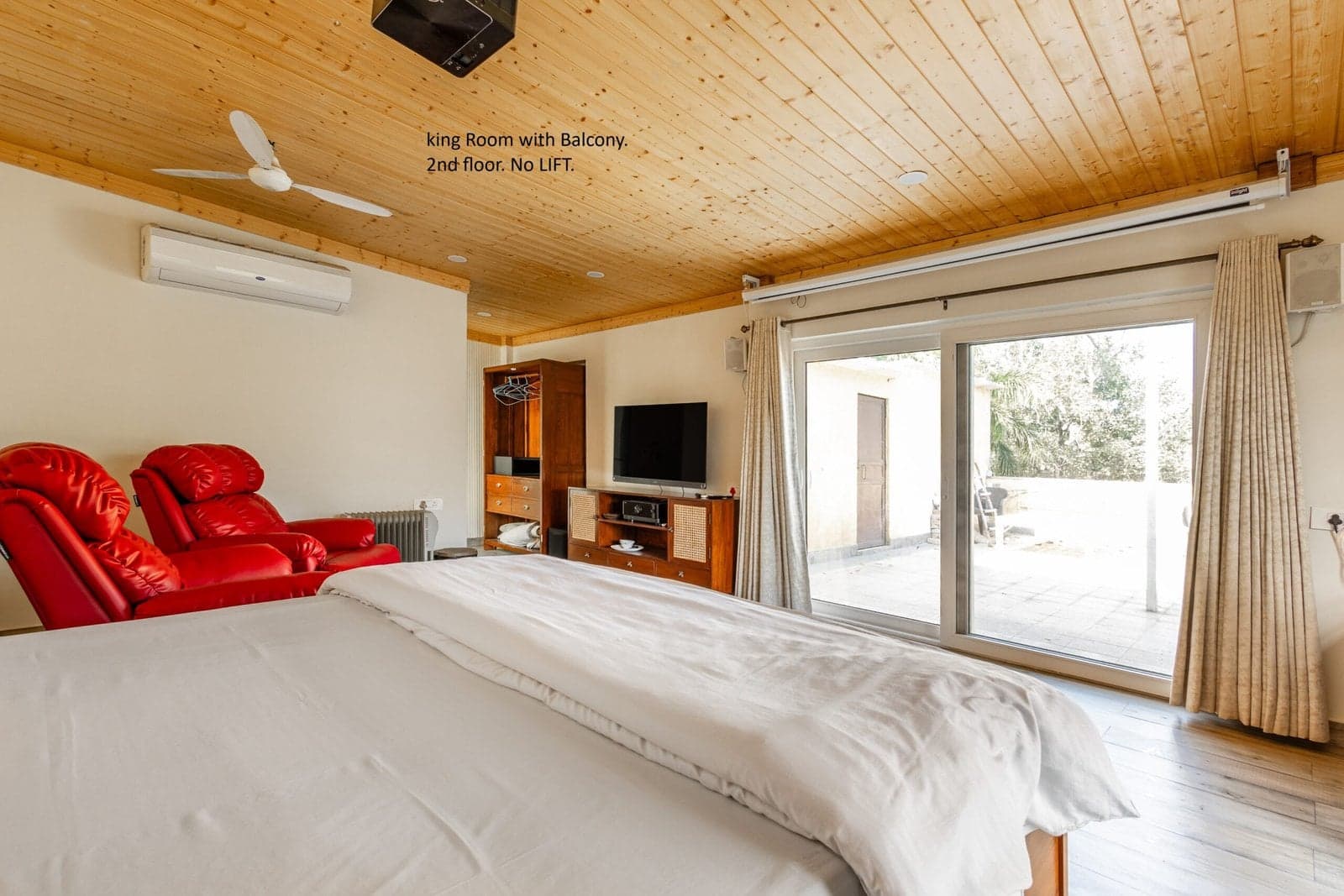 Room No. 5 - Top Floor Retreat - Main view